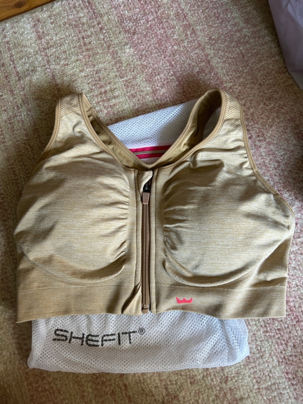SHEFIT Front-Zip High-Support Sports Bra in Light Beige with Pink Accent 2 luxe‎